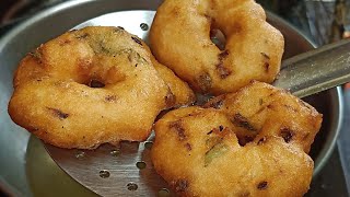 Ulundu Vadai Recipe in Tamil  Medu Vada recipe  Snacks Recipes [upl. by Niarfe]