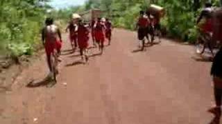 Corrida com tora de buriti na Aldeia São Marcos [upl. by Sigismondo]