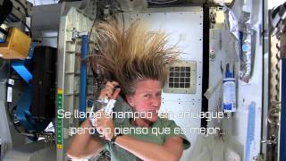 Cómo lavarse el cabello en el espacio EN ESPAÑOL [upl. by Fairfax]