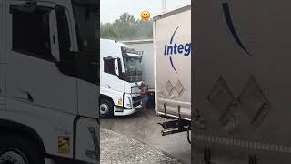 Rainy day babe 😎 truck lkw fahrer driver hgv lorry bigrig smile shorts дальнобойщики [upl. by Feenah]