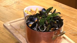 Recette  les moules frites [upl. by Ettezel]