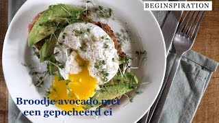 Broodje avocado met een gepocheerd ei [upl. by Inait]