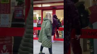 Iceland staff locked a shop thief inside the supermarket  stoke Newington  london [upl. by Attenev]