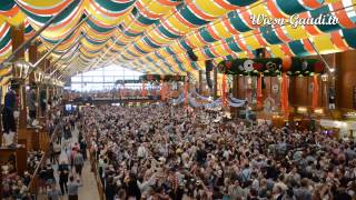 Die Krüge hoch im SchützenFestzelt um 1100 Uhr morgens am 2 WiesnSamstag auf dem Oktoberfest [upl. by Ohaus799]