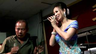 ស្រឯម​ លីណា  Molyna Lim amp Ngan sing Ramvong for Khmer Dance Party in San Diego [upl. by Lura]