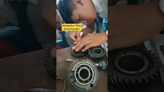 Mengukur Celah Ring Synchronizer Transmisi Manual Kijang 5 K service transmisimobil synchronize [upl. by Philipson]