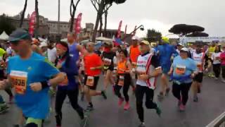 Maratona di Roma 422017 la partenza [upl. by Ezitram76]