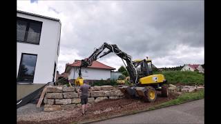 Natursteinmauer setzen mit Mecalac 12 MTX Bagger [upl. by Nohcim]