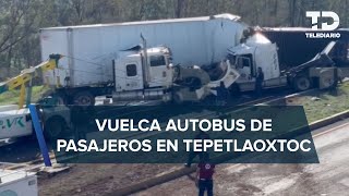 Volcadura de autobús en la TexcocoCalpulalpan deja un muerto y 12 heridos [upl. by Oberon215]