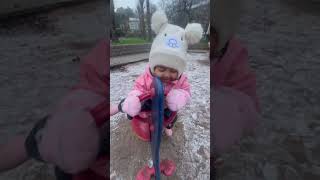 SALJU PERTAMA DIKOTA GÖTEBORG SWEDIA 🇸🇪🌨️EMELIE SUKA MAIN SALJU shortvideo baby swediasnow [upl. by Bach]