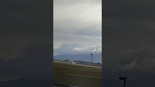 Flysafair plane lands in heavy crosswind at CPT aviation viral flightplanespotting flysafairyt [upl. by Ycnan]