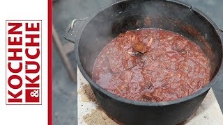 Gulasch im Dutch Oven  Kochen und Küche [upl. by Asilad]