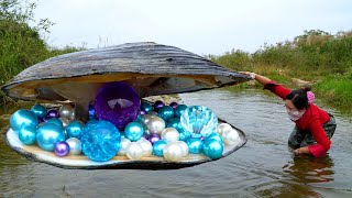 Very lucky The girl pried open the giant clam and found countless charming pearls really beautiful [upl. by Ahkeber]