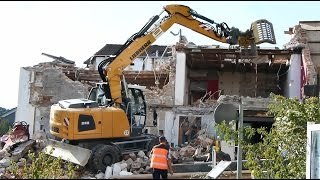 Bagger im Einsatz  Abrissbagger reißt Gebäude ab HD [upl. by Goldner55]