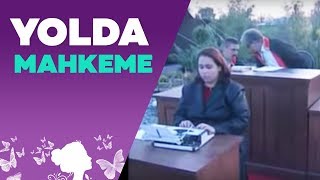 Şakacı  Kırmızı ışıkta geçene anında yolda mahkeme [upl. by Llenra708]