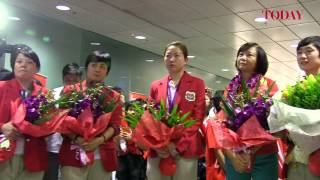 Olympic Paddlers Return To Singapore [upl. by Introk]