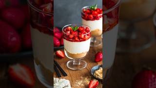 Cheesecake im Glas  Einfaches Dessert mit Erdbeeren [upl. by Hachman660]