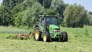 John Deere 5090R amp Lely Lotus Stabilo 600  gras schudden [upl. by Lynde]