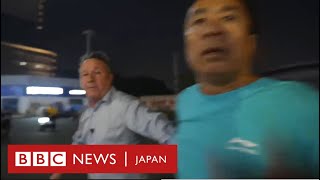 BBC取材を妨害……中国の車暴走現場で男性が記者やカメラを押す [upl. by Bing956]