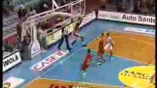 Aradori stoppa poi alleyoop per Nick George [upl. by Niotna395]