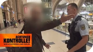 Pöbeln im Bahnhof Polizei muss vorsichtig sein  Achtung Kontrolle  kabel eins [upl. by Ojimmas]