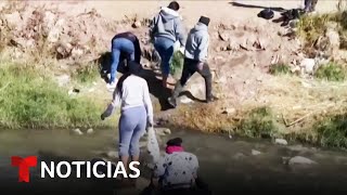 Más de 1000 migrantes cruzan de Ciudad Juárez a El Paso  Noticias Telemundo [upl. by Enelak]