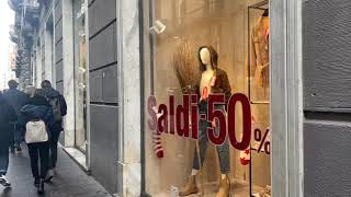 Saldi a Napoli folla nelle vie dello shopping con tanti turisti interessati [upl. by Anne]