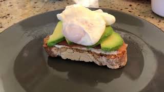 Tartine Avocat Saumon Oeuf Poché  Recette Diététique [upl. by Alekehs]