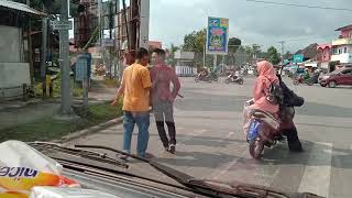 Gara gara sok berani berkelahi di lampu merah [upl. by Sinnel804]