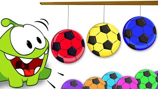 Aprende con Om Nom  Aprende los colores con balones de fútbol  Vídeos de aprendizaje divertidos [upl. by Fast]