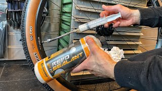 Zo monteer je een TUBELESS FIETSBAND 🍼  Fiets Tutorial [upl. by Frasier]