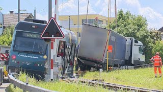 Aarwangen BE Zug kollidiert mit Sattelschlepper [upl. by Bernt]