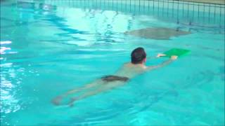 Natation  Apprendre la brasse avec une planches [upl. by Statis]