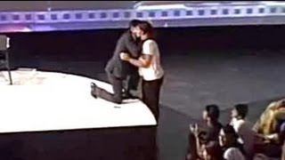 Shah Rukh sang to young fan who cried with delight [upl. by Lorinda]