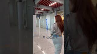 Hwasa walking towards the bakery to buy some food and drink for fan mamamoo 마마무 hwasa hwasamaria [upl. by Alemac]