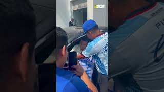 Le mientan la madre a aficionados del Cruz Azul que esperaban una foto con los jugadores [upl. by Millar]