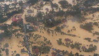 Malaisie la colère grandit chez les victimes des inondations [upl. by Tankoos573]