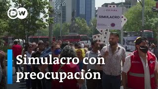 Habitantes de Ciudad de México participan en un simulacro de sismo [upl. by Ehcnalb]