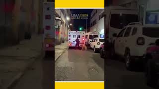 Conmovidos por la lealtad paramédicos dejan que perrito suba a la ambulancia con su dueño [upl. by Yerroc778]