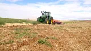 Tractor John Deere 7920 trabajando en el campo [upl. by Anyr]