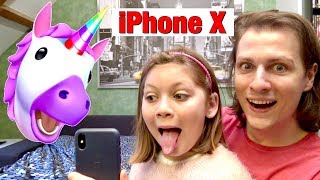 IPHONE X  MA NIECE TESTE LES ANIMOJI  DELIRES DE MAX [upl. by Annawaj542]