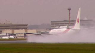 Rainy Thrust Reverser landing  Air Algerie B737 at Brussels airport [upl. by Fezoj7]