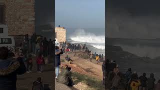 Olha essa onda gigante Dia com maiores ondas do mundo 🌊💥 nazaré [upl. by Asyen]