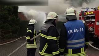 Flachdachwohnhaus durch Feuer zerstört  Ersthelfer retten die Bewohner aus dem Gebäude [upl. by Issie]