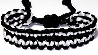 PULSERA DOBLE NUDO PLANO DE MACRAME BLANCA Y NEGRA DE RALLAS A LA MODA AJUSTABLE [upl. by Hyo]