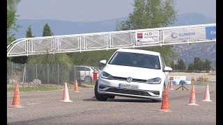 Volkswagen Golf 2017  Maniobra de esquiva moose test y eslalon  km77com [upl. by Arinaid]