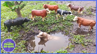 FAZENDINHA DE BRINQUEDO Aventura no Campo O Boi Caiu no Buraco e o Peão Chegou na Hora Certa [upl. by Nnairrek]