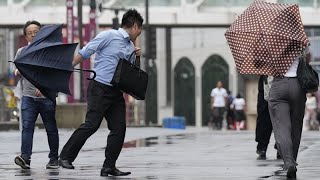 Allerta meteo in Giappone per il passaggio del tifone Ampil voli e treni cancellati [upl. by Sivatco346]