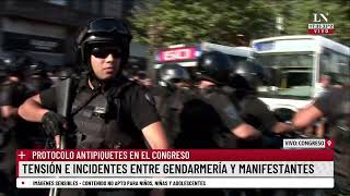 Protocolo antipiquetes en el Congreso tensión e incidentes entre Gendarmería y manifestantes [upl. by Acinomaj44]