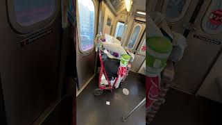 La gente se muda en los trenes todo los días en la ciudad de Ny andan con casa en un carrito [upl. by Tound590]